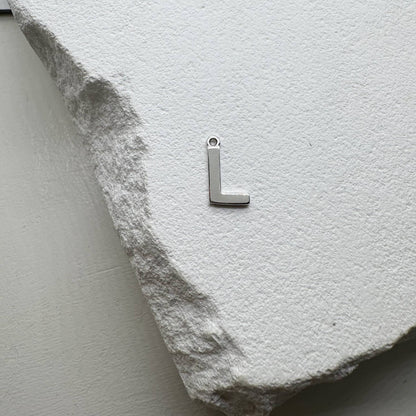 Inicialo pakabukas -  raidelė. Sidabras arba auksas