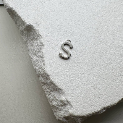 Inicialo pakabukas -  raidelė. Sidabras arba auksas