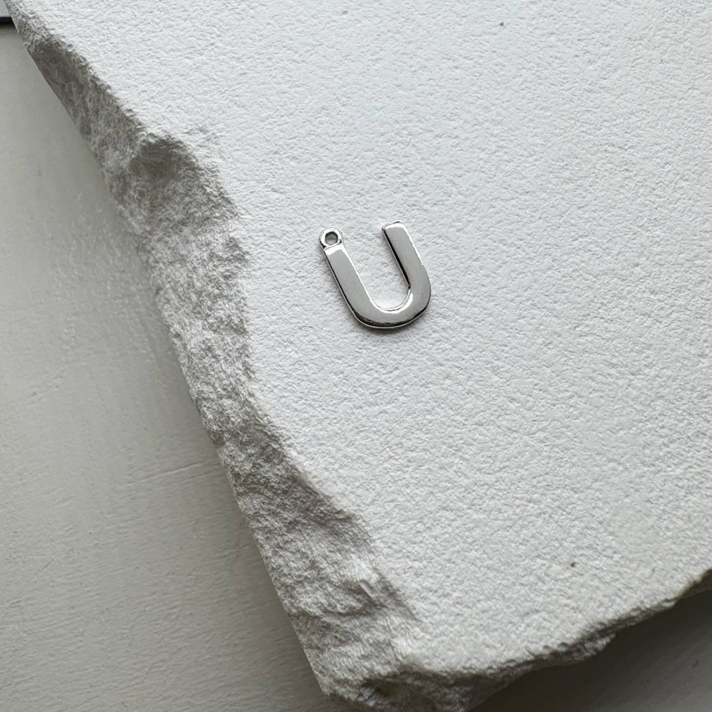 Inicialo pakabukas -  raidelė. Sidabras arba auksas