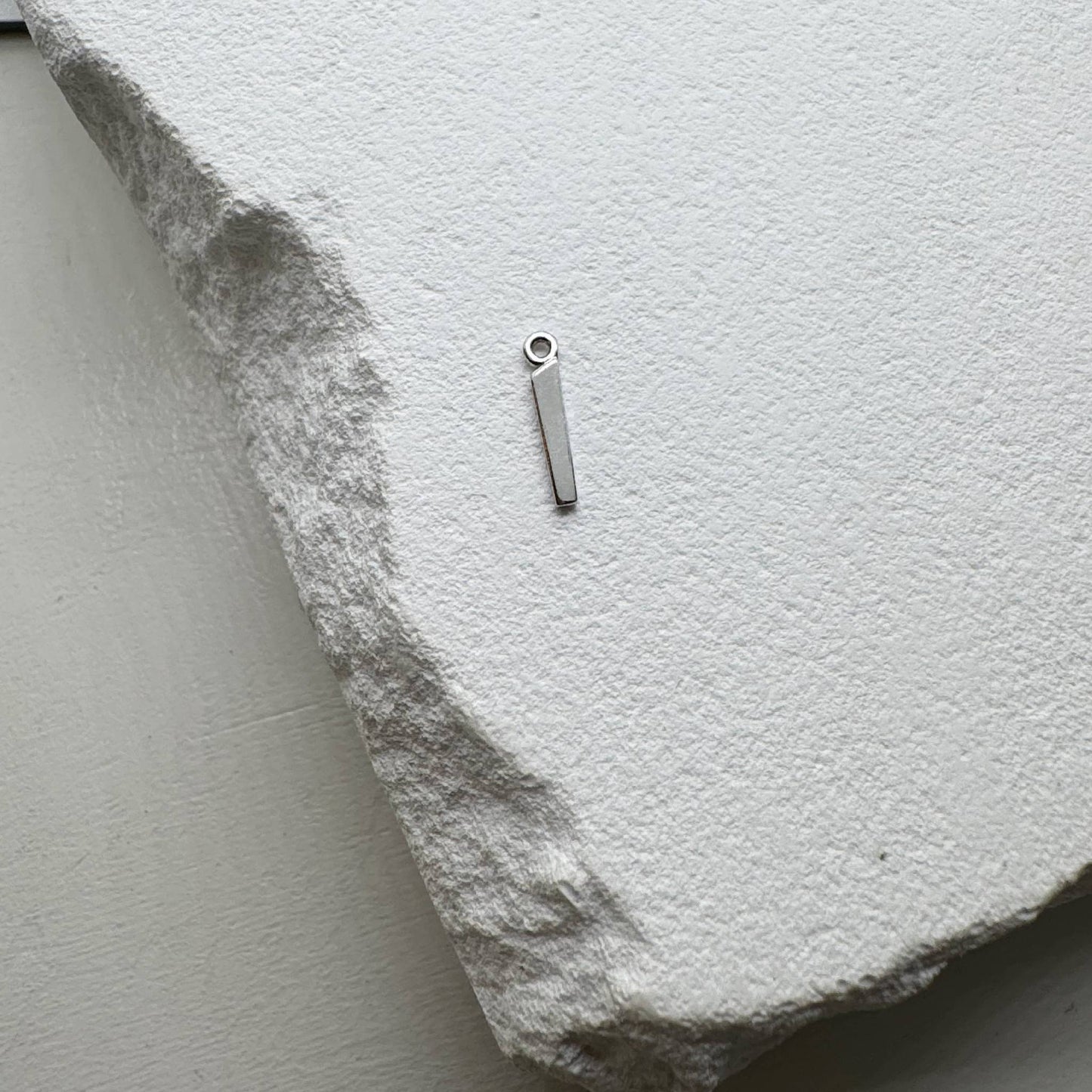 Inicialo pakabukas -  raidelė. Sidabras arba auksas