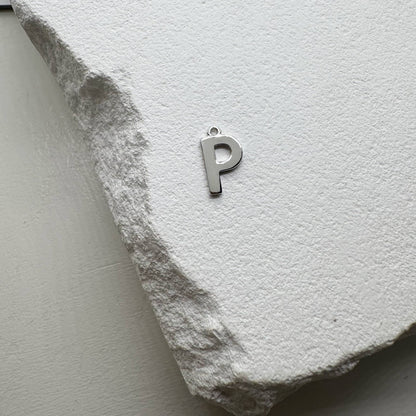 Inicialo pakabukas -  raidelė. Sidabras arba auksas